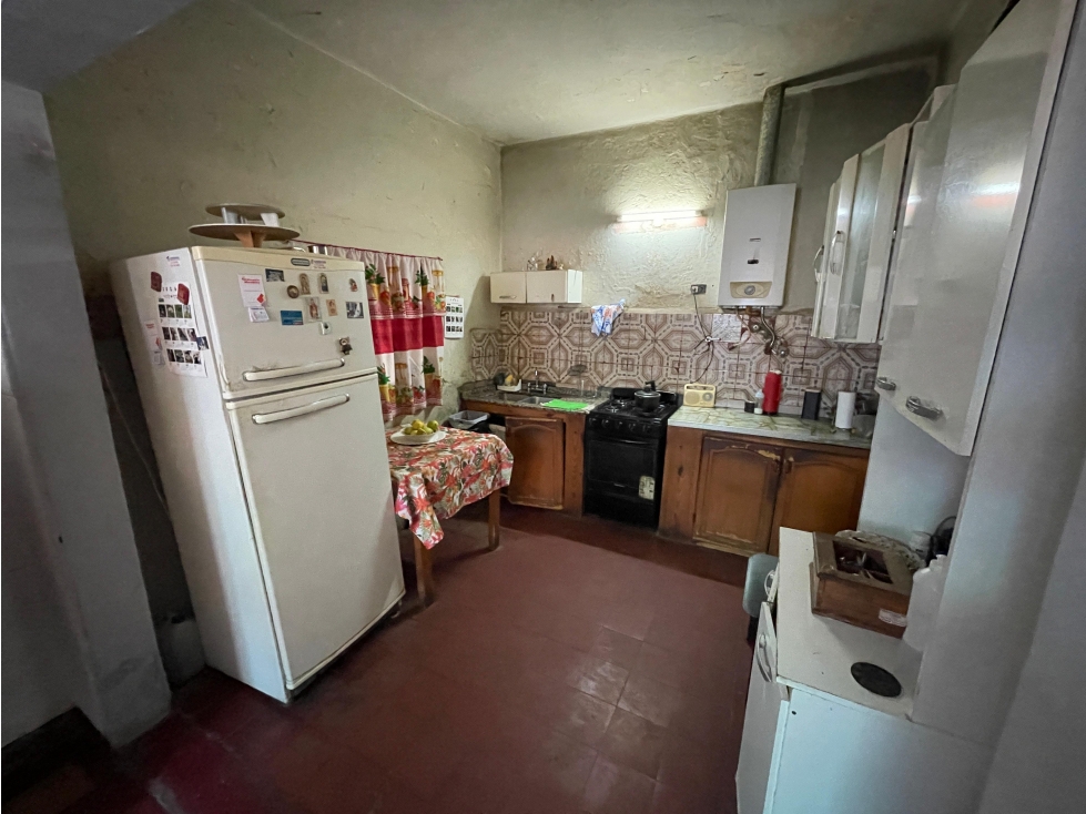CASA CON GRAN TERRENO EN ZONA THOMPSON A RECICLAR - 2