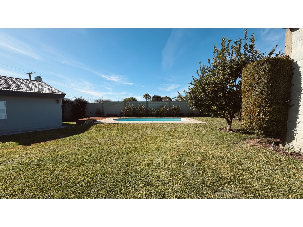 VENTA IMPRESIONANTE CASA CON AMPLIO PARQUE Y PILETA APTA CRÉDITO - 2