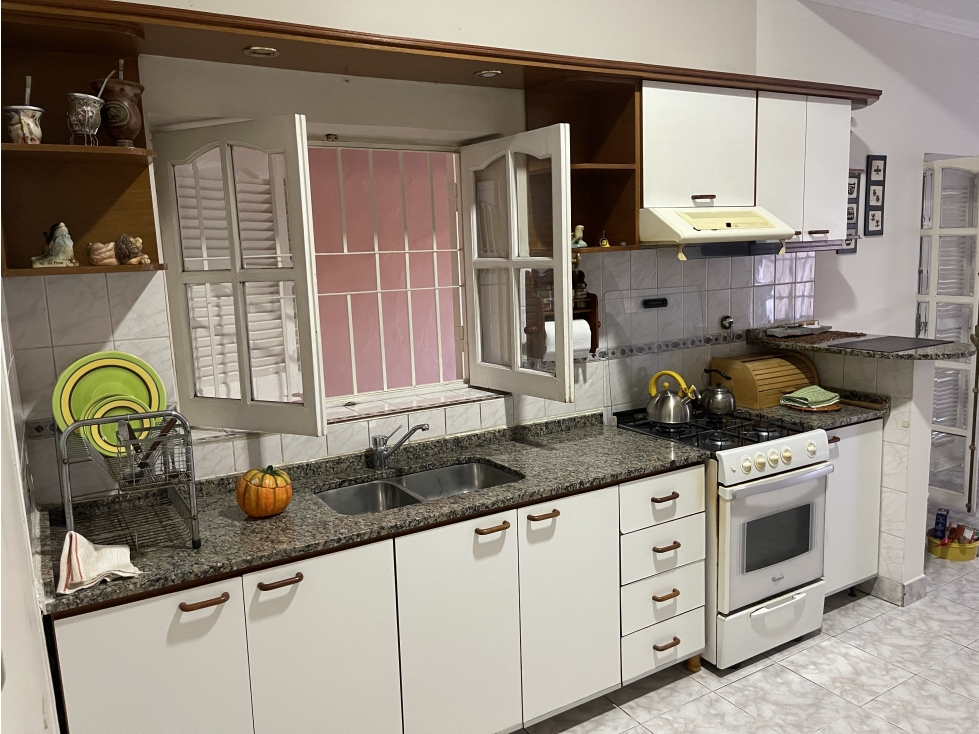 EN VENTA CASA DE 3 DORMITORIOS PATIO Y QUINCHO ZONA EX HIPODROMO — foto 5