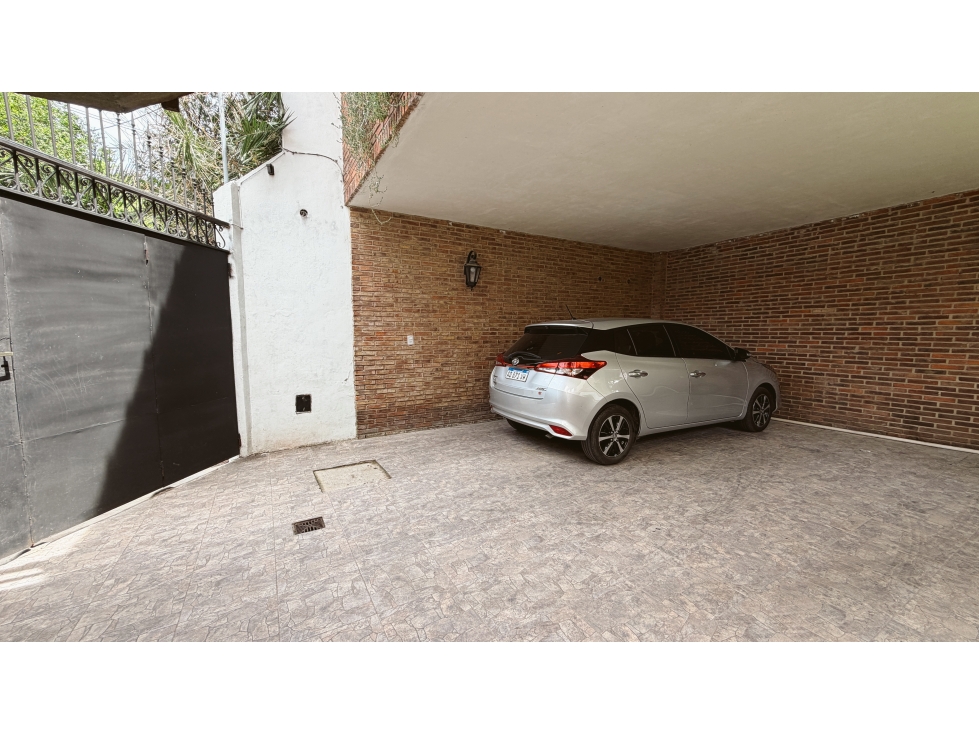 Venta Casa Zona Parque 4 Dormitorios Patio con Verde y Cochera - 4