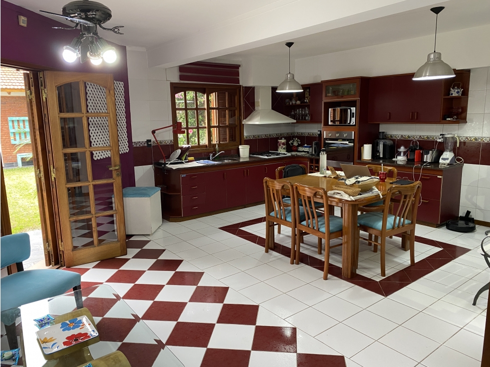 EN VENTA HERMOSA CASA DE 3 DORMITORIOS CON COCHERA, PISCINA Y QUINCHO