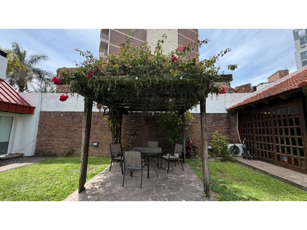 Venta Casa Zona Parque 4 Dormitorios Patio con Verde y Cochera - 3