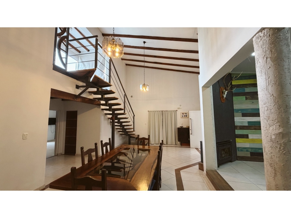 VENTA HERMOSA CASA, ZONA LA TOMA! - 4