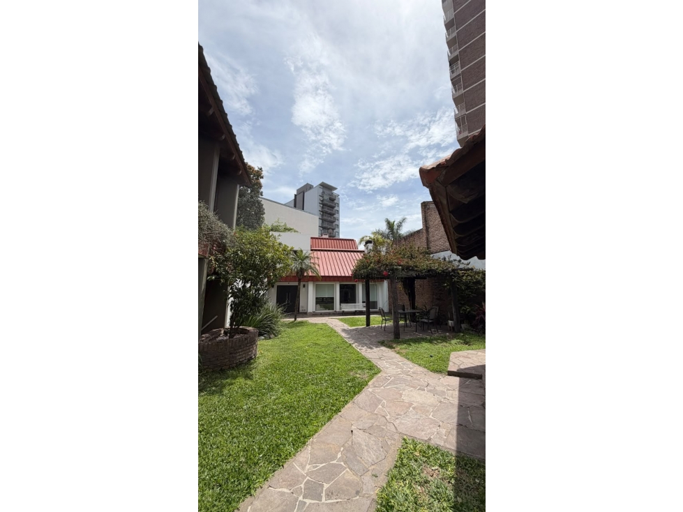 Venta Casa Zona Parque 4 Dormitorios Patio con Verde y Cochera - 2