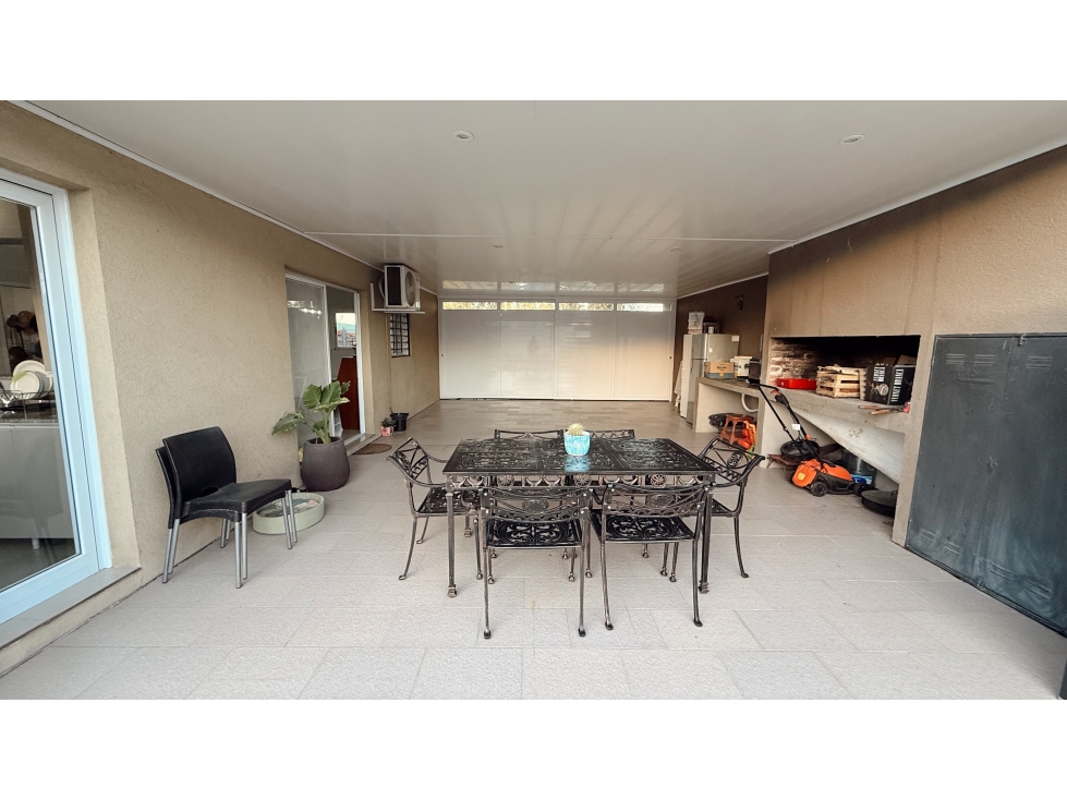 CASA DOS DORMITORIOS, PATIO, QUINCHO, PILETA - ZONA ACCESO NORTE - 3