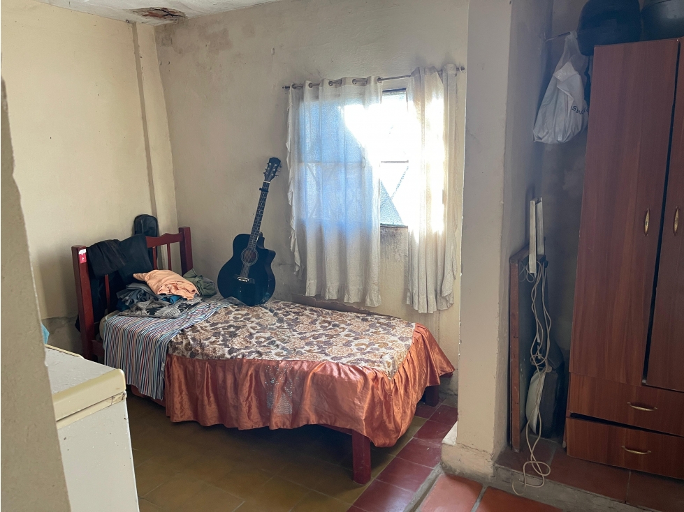 CASA CON GRAN TERRENO EN ZONA THOMPSON A RECICLAR - 3