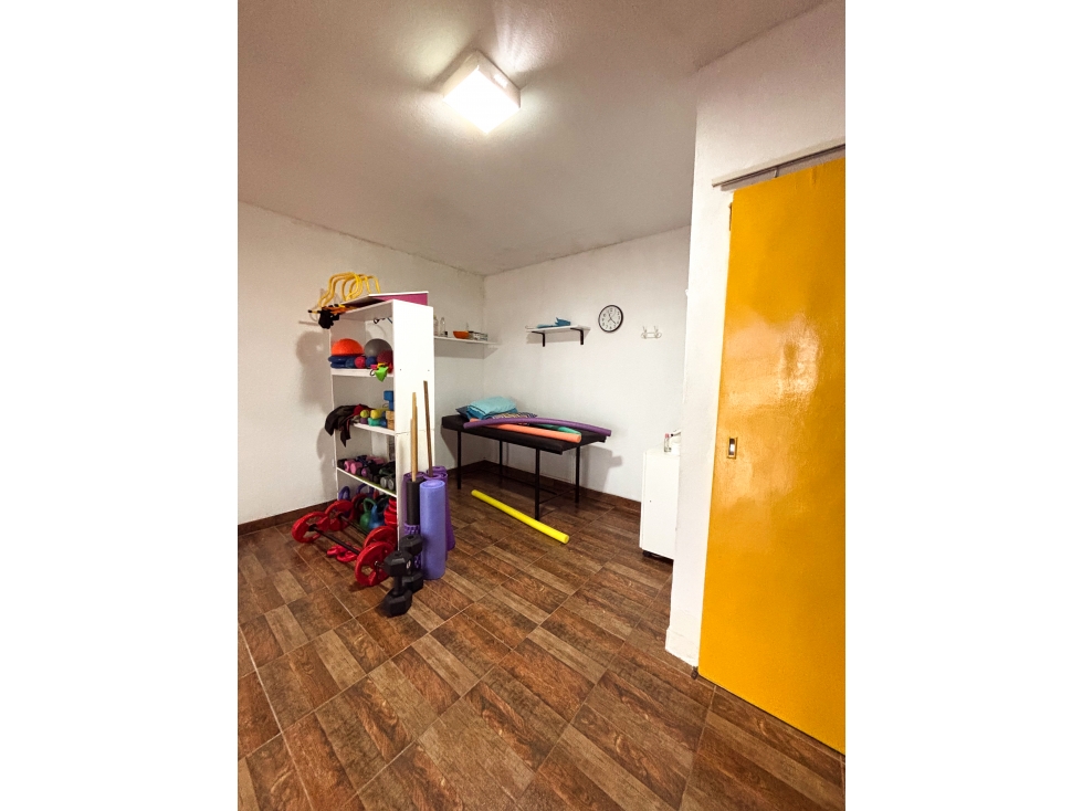 EN VENTA DOS CASAS Y DOS LOCALES COMERCIALES EN CALLE PERÚ - 6