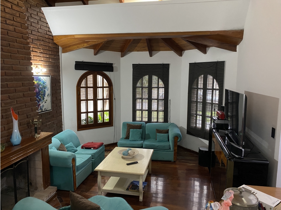 EN VENTA HERMOSA CASA DE 3 DORMITORIOS CON COCHERA, PISCINA Y QUINCHO — foto 2