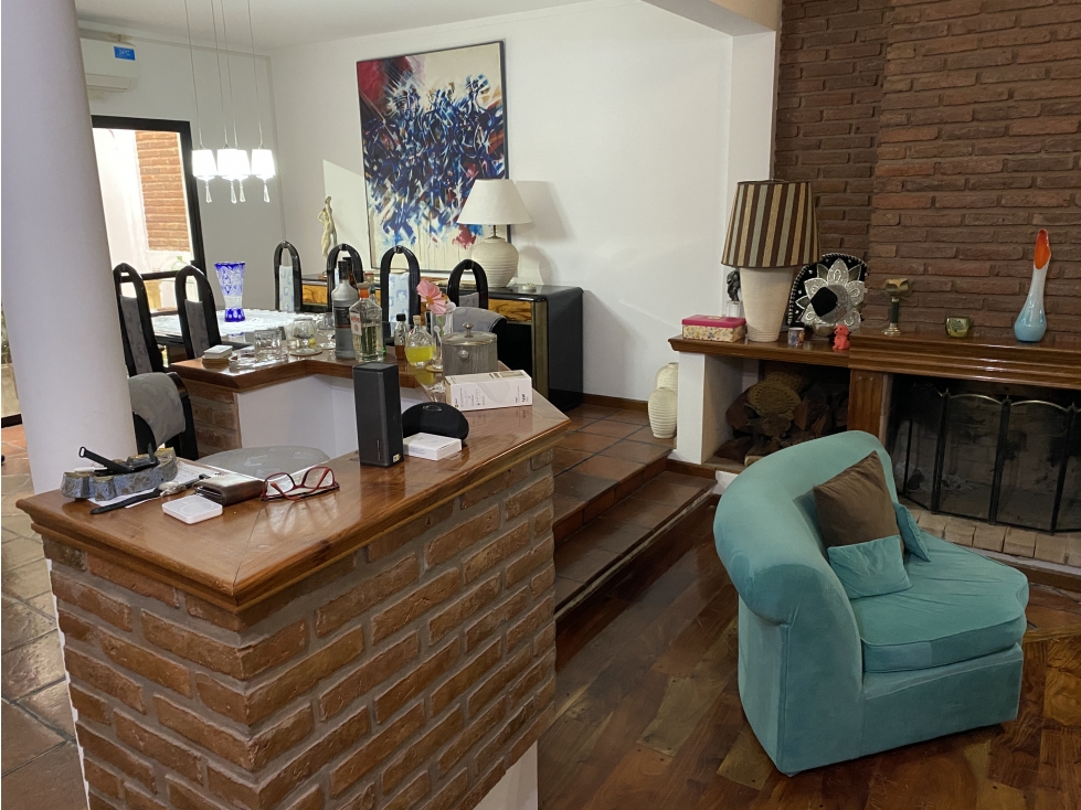 EN VENTA HERMOSA CASA DE 3 DORMITORIOS CON COCHERA, PISCINA Y QUINCHO — foto 4