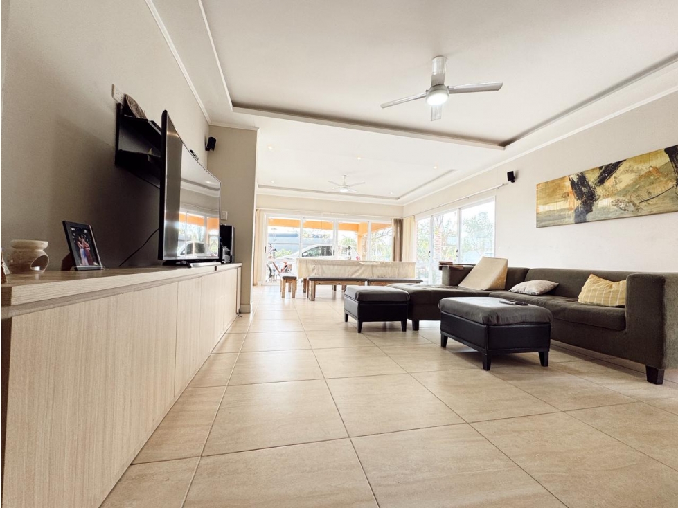 Venta casa 3 dormitorios cochera doblle y pileta Santa Candida — foto 2