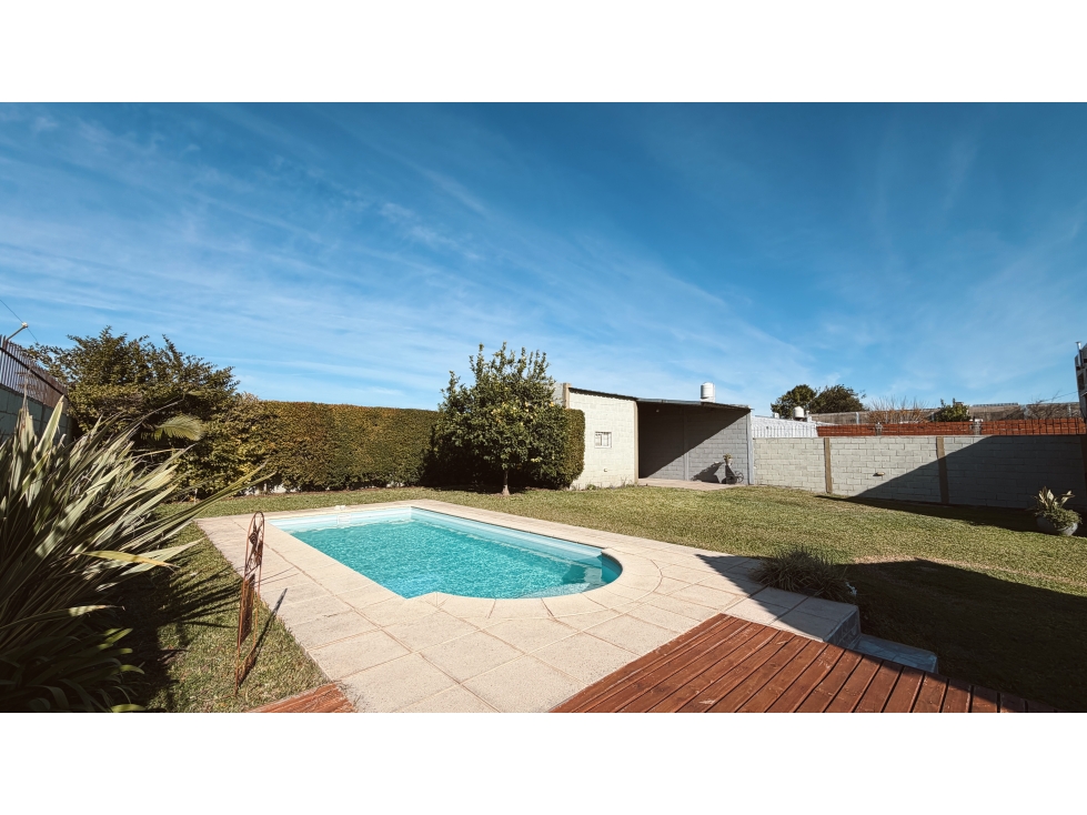 VENTA IMPRESIONANTE CASA CON AMPLIO PARQUE Y PILETA APTA CRÉDITO - 3