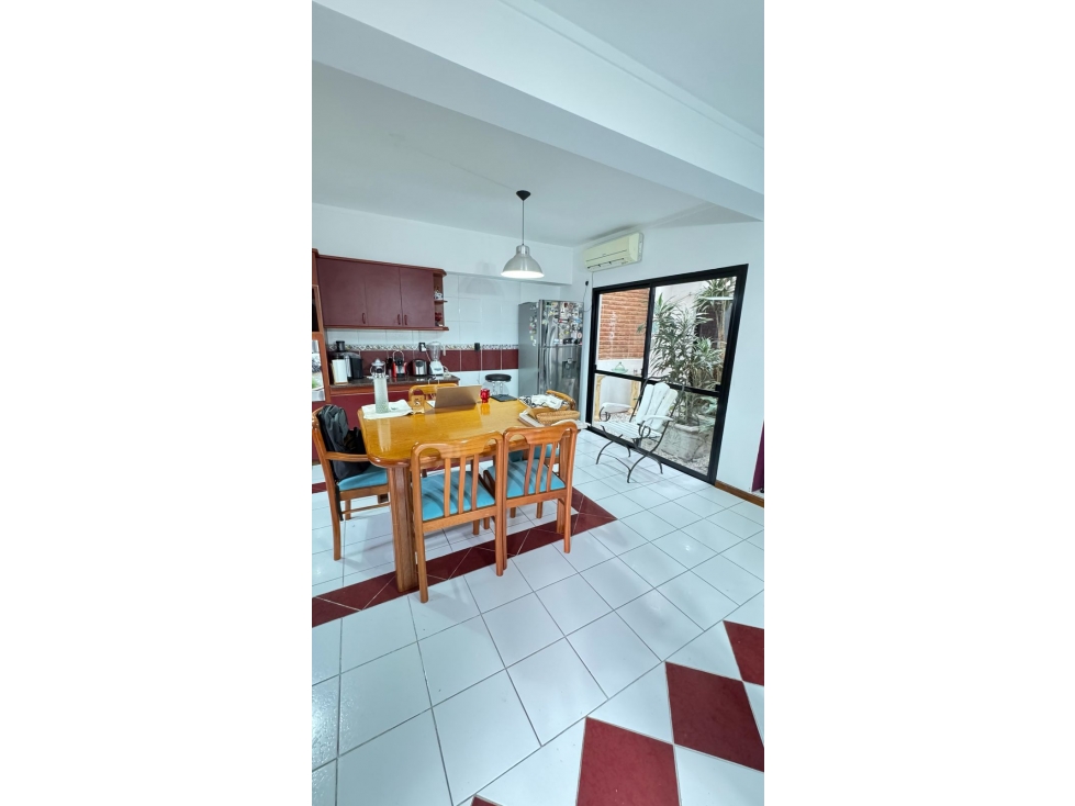 EN VENTA HERMOSA CASA DE 3 DORMITORIOS CON COCHERA, PISCINA Y QUINCHO — foto 5