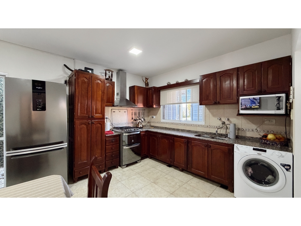 VENTA IMPRESIONANTE CASA CON AMPLIO PARQUE Y PILETA APTA CRÉDITO - 4