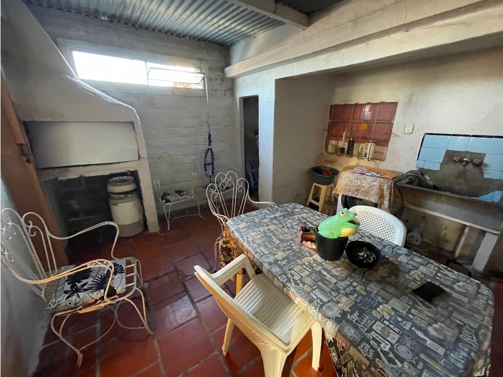CASA CON GRAN TERRENO EN ZONA THOMPSON A RECICLAR - 6