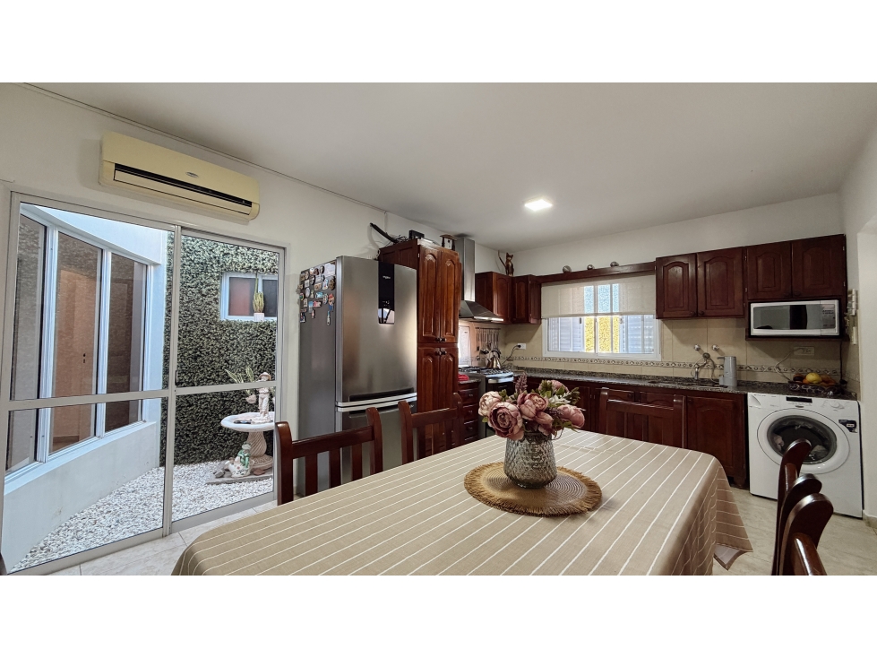 VENTA IMPRESIONANTE CASA CON AMPLIO PARQUE Y PILETA APTA CRÉDITO - 5