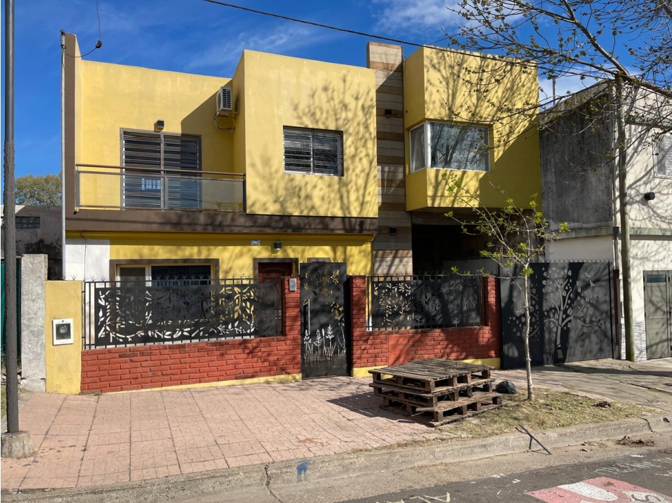 ALQUILER - HERMOSA CASA DE 4 DORMITORIOS CON PISCINA