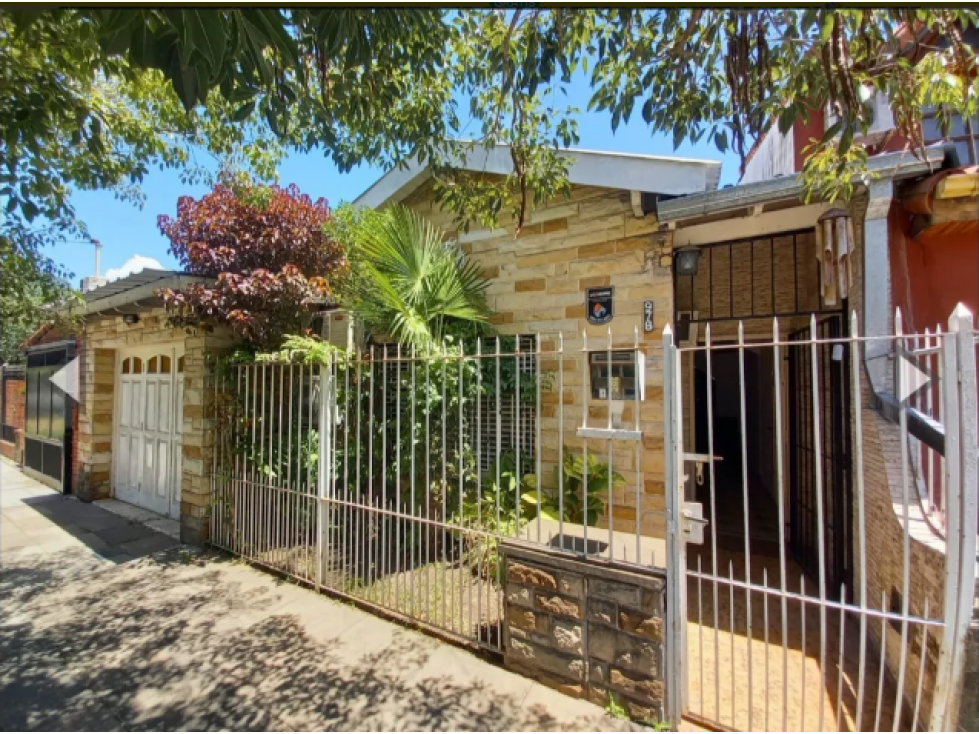 CASA CON AMPLIA PILETA