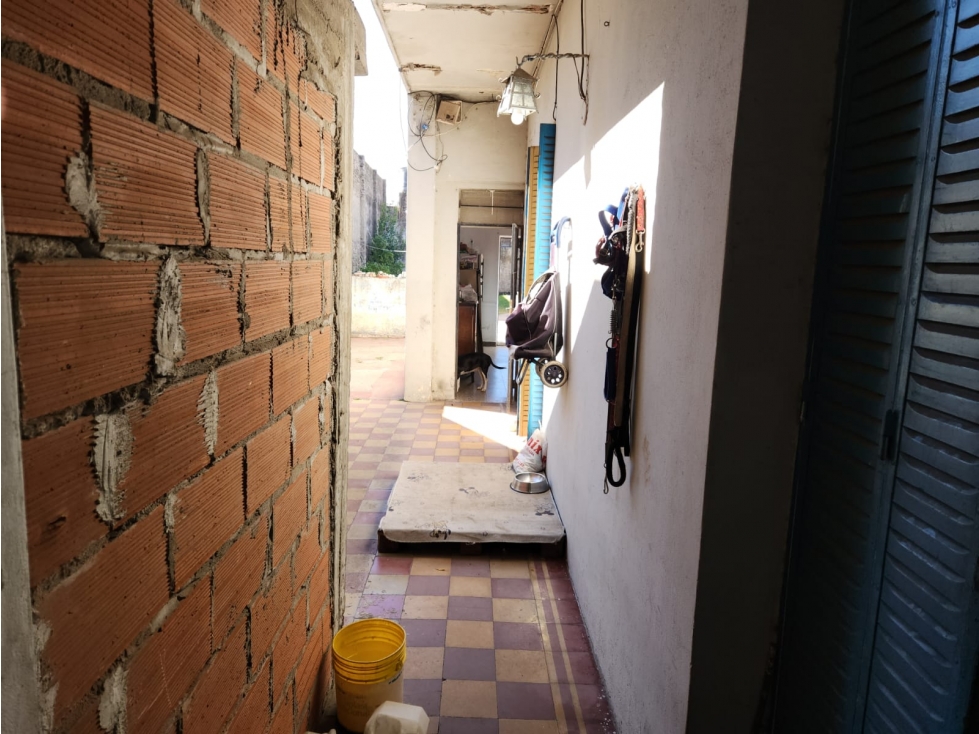 VENTA CASA 4 AMBIENTES CON COCHERA A RECICLAR. OLIDEN 4500 - 2