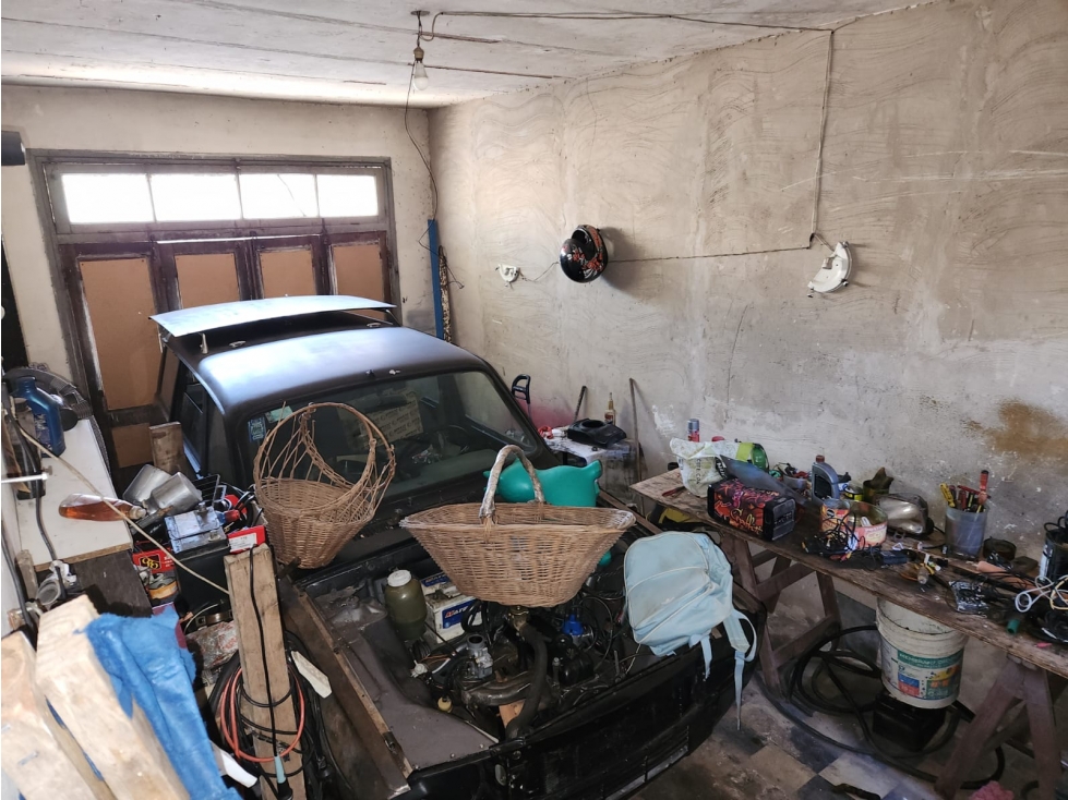 VENTA CASA 4 AMBIENTES CON COCHERA A RECICLAR. OLIDEN 4500 - 3