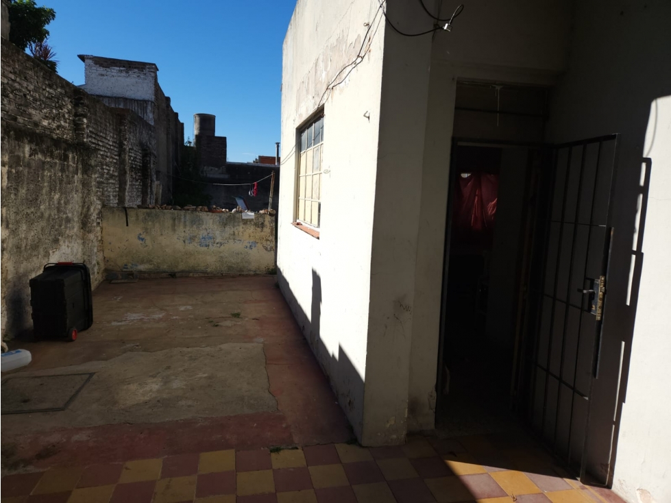 VENTA CASA 4 AMBIENTES CON COCHERA A RECICLAR. OLIDEN 4500 - 4