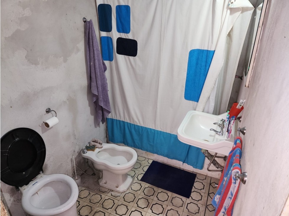 VENTA CASA 4 AMBIENTES CON COCHERA A RECICLAR. OLIDEN 4500 - 6