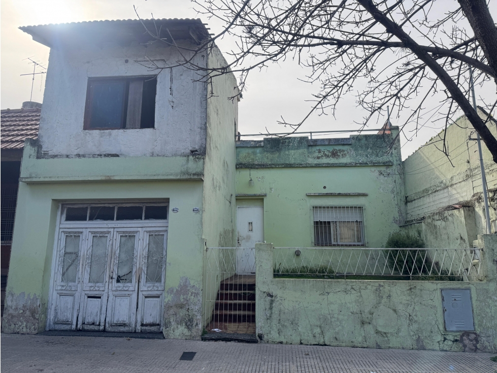 VENTA CASA 4 AMBIENTES CON COCHERA A RECICLAR. OLIDEN 4500 - 1