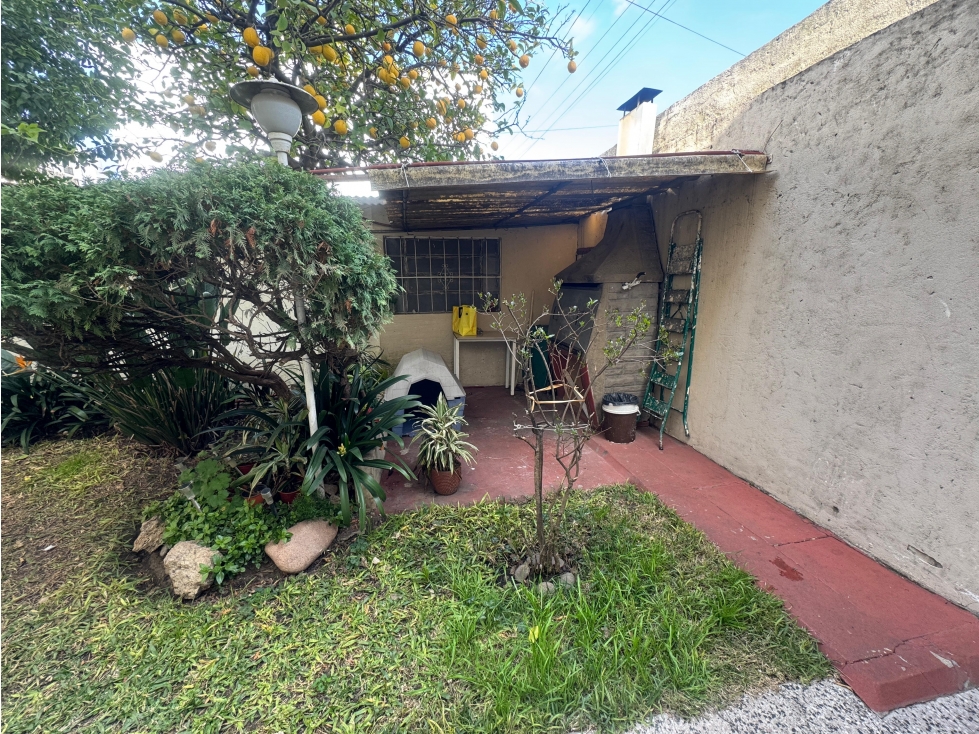VENTA CASA 4 AMBIENTES CON COCHERA. PJE GUIRALDES 3100. V LUGANO. - 3