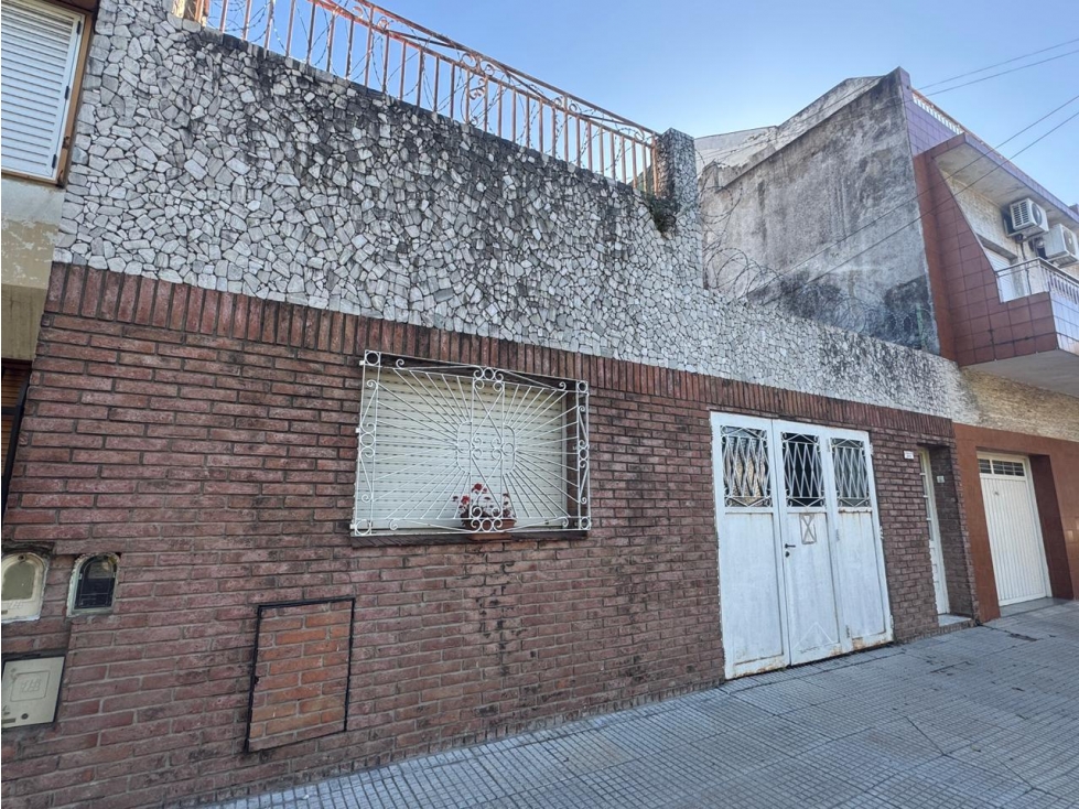 VENTA CASA MULTIFAMILIAR 6 AMBIENTES C GARAGE. PJE GUIRALDES 3000 - 2
