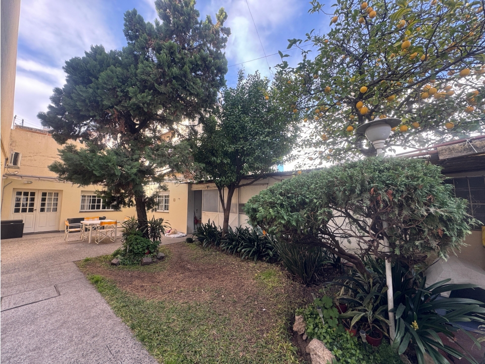 VENTA CASA 4 AMBIENTES CON COCHERA. PJE GUIRALDES 3100. V LUGANO. - 2