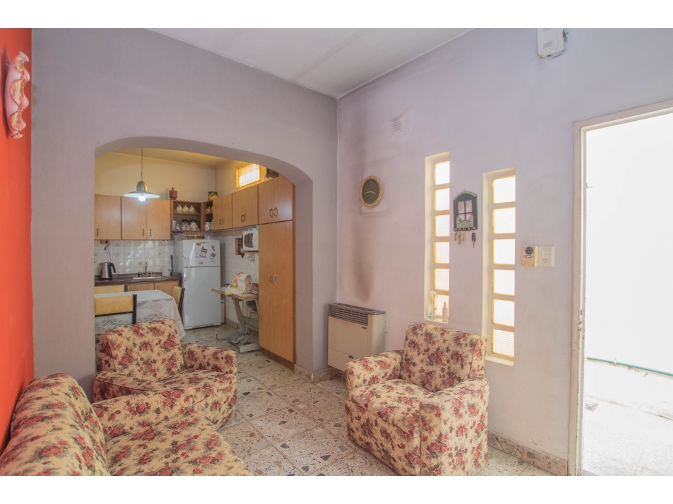CASA 6 AMBIENTES CON GALPON Y FONDO LIBRE EN VENTA. T GORDILLO 3800 - 4