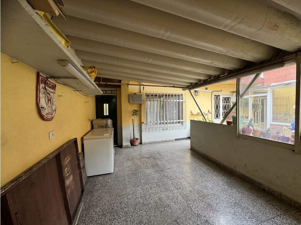 VENTA CASA 5 AMBIENTES CON COCHERA. PJE MALAGA 5600 - 4