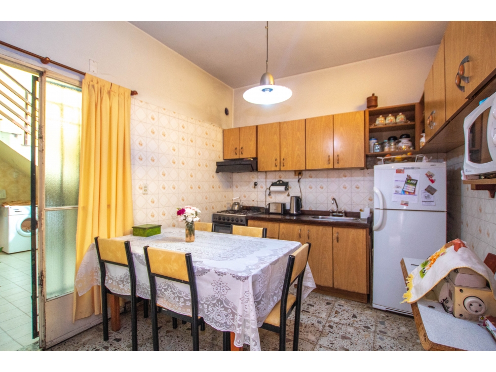 CASA 6 AMBIENTES CON GALPON Y FONDO LIBRE EN VENTA. T GORDILLO 3800 - 5