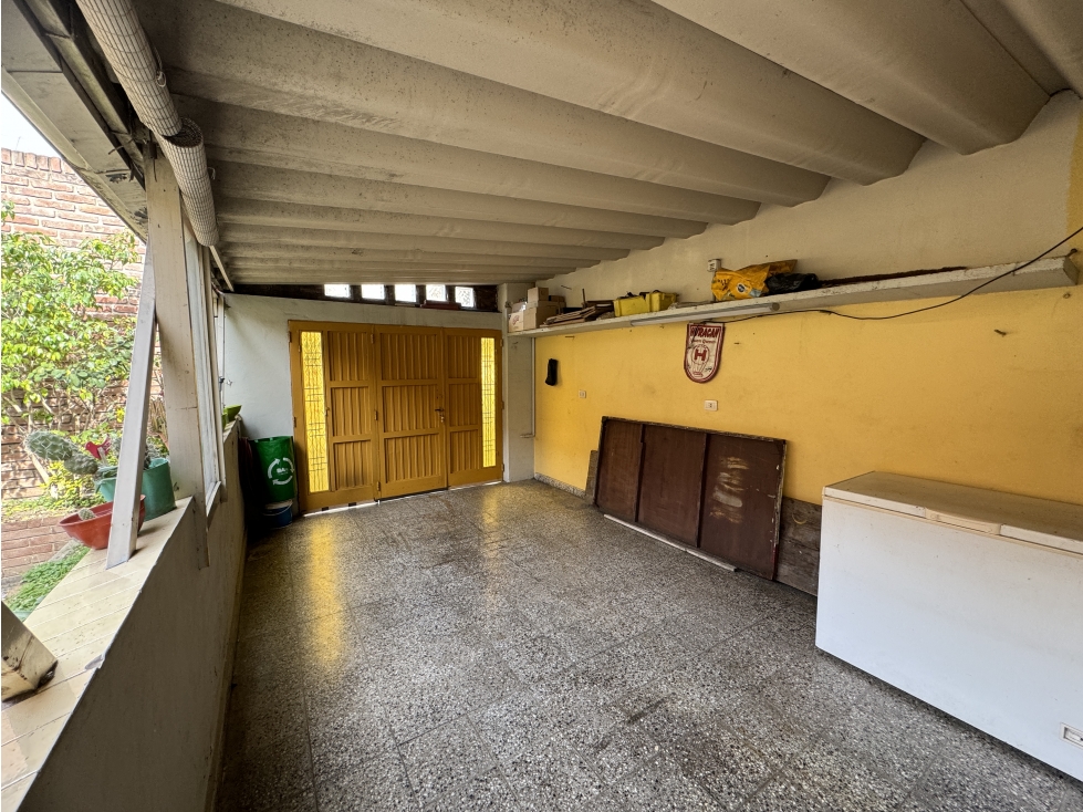VENTA CASA 5 AMBIENTES CON COCHERA. PJE MALAGA 5600 - 5