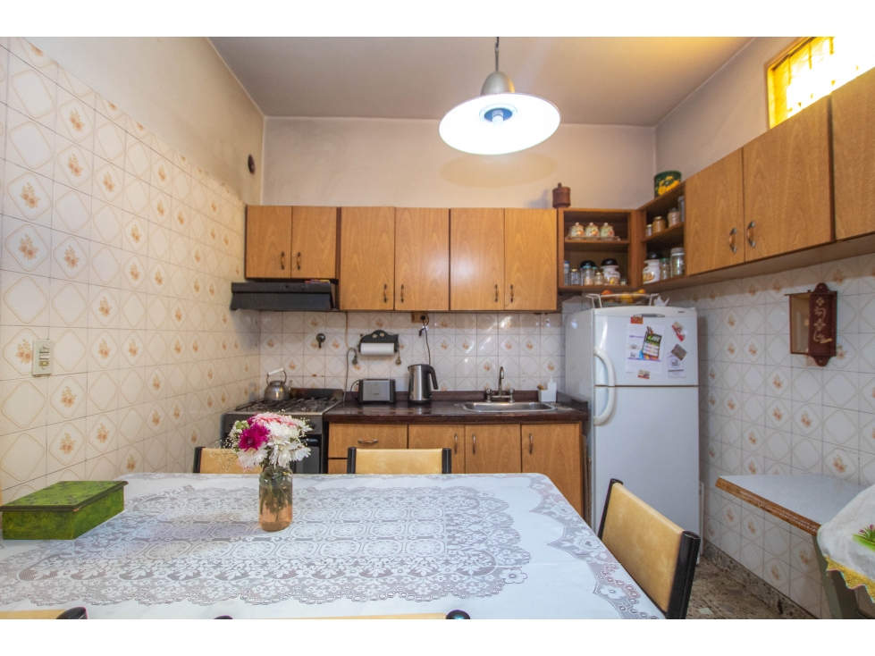 CASA 6 AMBIENTES CON GALPON Y FONDO LIBRE EN VENTA. T GORDILLO 3800 - 6