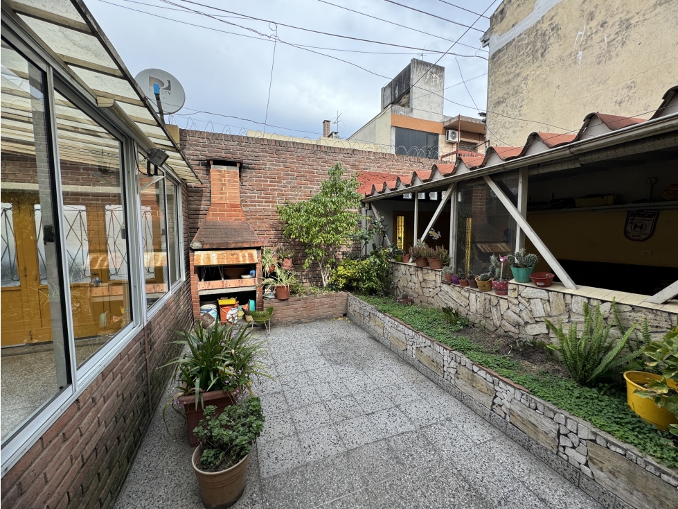 VENTA CASA 5 AMBIENTES CON COCHERA. PJE MALAGA 5600 - 6