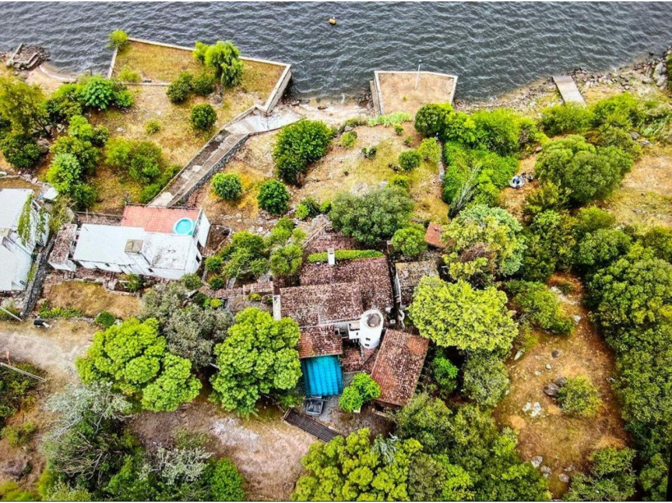 VENTA 2 CASAS CON BAJADA PRIVADA AL LAGO VILLA CARLOS PAZ