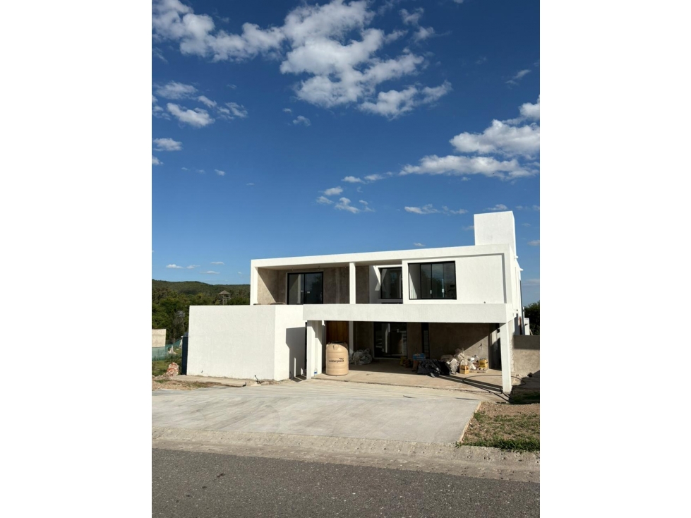 VENTA CASA DE CATEGORIA 4 DORMITORIOS EN BARRIO LA ARBOLADA - 3