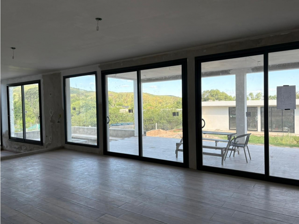 VENTA CASA DE CATEGORIA 4 DORMITORIOS EN BARRIO LA ARBOLADA - 5