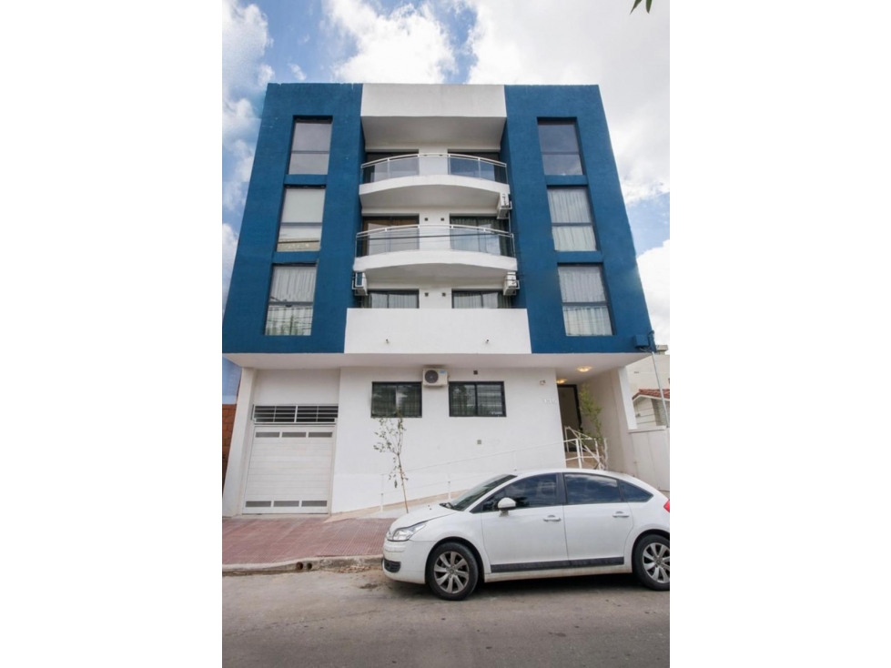VENTA DEPARTAMENTO 2 DORMITORIOS CON PATIO Y COCHERA CENTRO CARLOS PAZ — foto 2