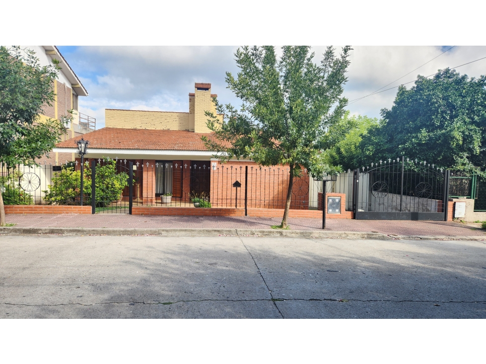 VENTA CASA AMPLIA 3 DORMITORIOS Y PILETA B° LA CUESTA CARLOS PAZ