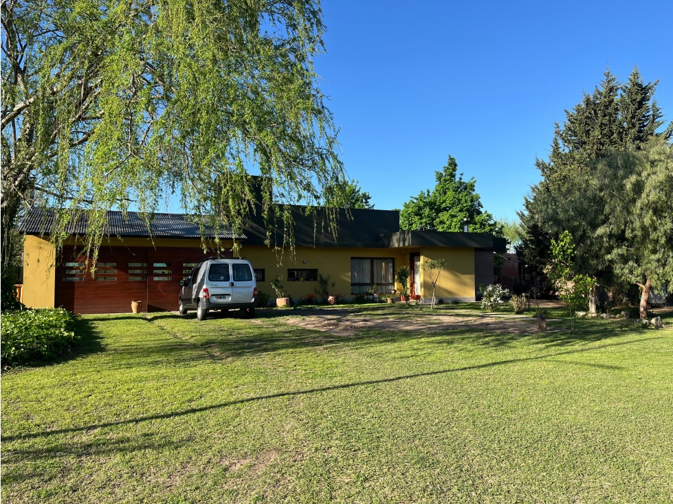 VENTA CASA 3 DORMITORIOS SOBRE LOTE DE 1.500 M² VALLE DEL GOLF - 2