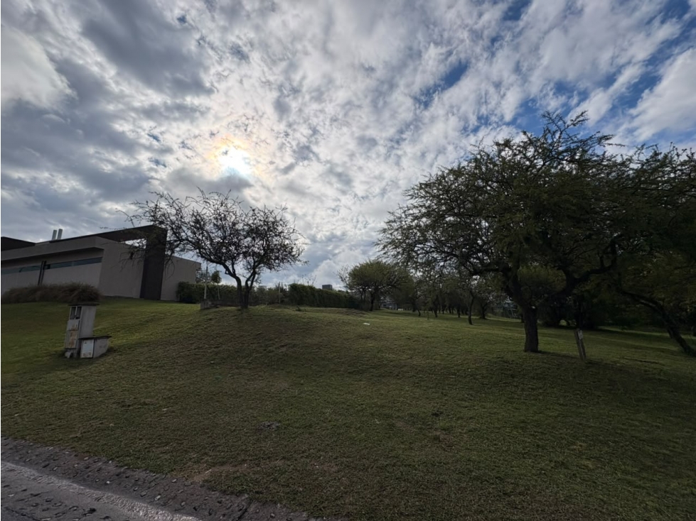 VENTA LOTE CENTRAL 1.200 M² BARRIO PRIVADO LA ARBOLADA - 1