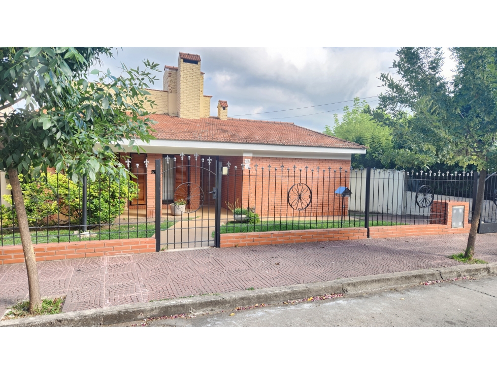 VENTA CASA AMPLIA 3 DORMITORIOS Y PILETA B° LA CUESTA CARLOS PAZ — foto 2