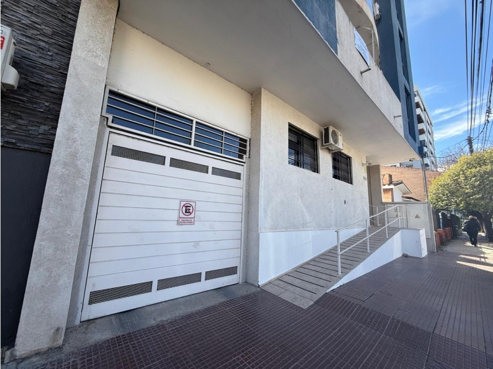 VENTA DEPARTAMENTO 2 DORMITORIOS CON PATIO Y COCHERA CENTRO CARLOS PAZ — foto 3