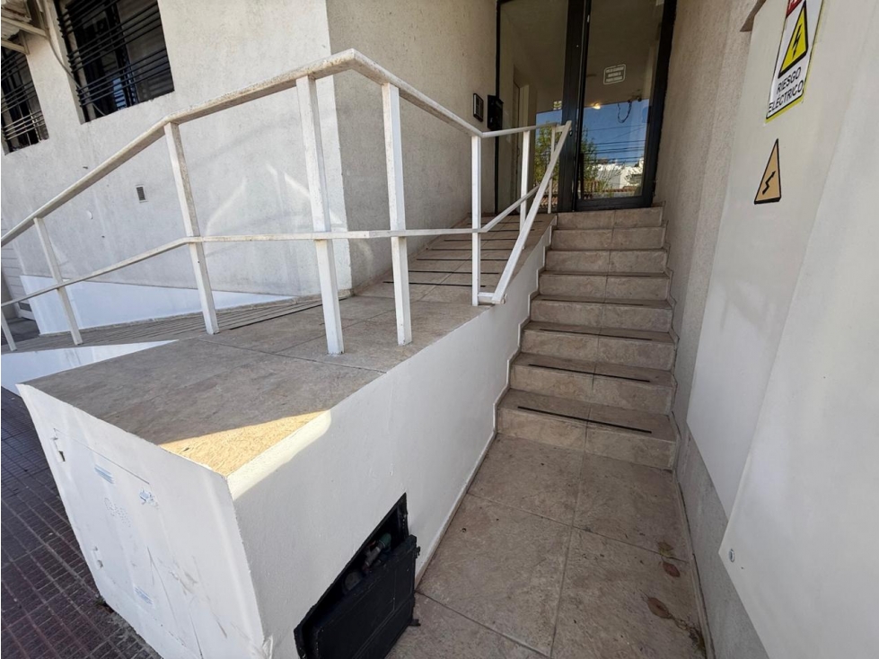 VENTA DEPARTAMENTO 2 DORMITORIOS CON PATIO Y COCHERA CENTRO CARLOS PAZ — foto 4