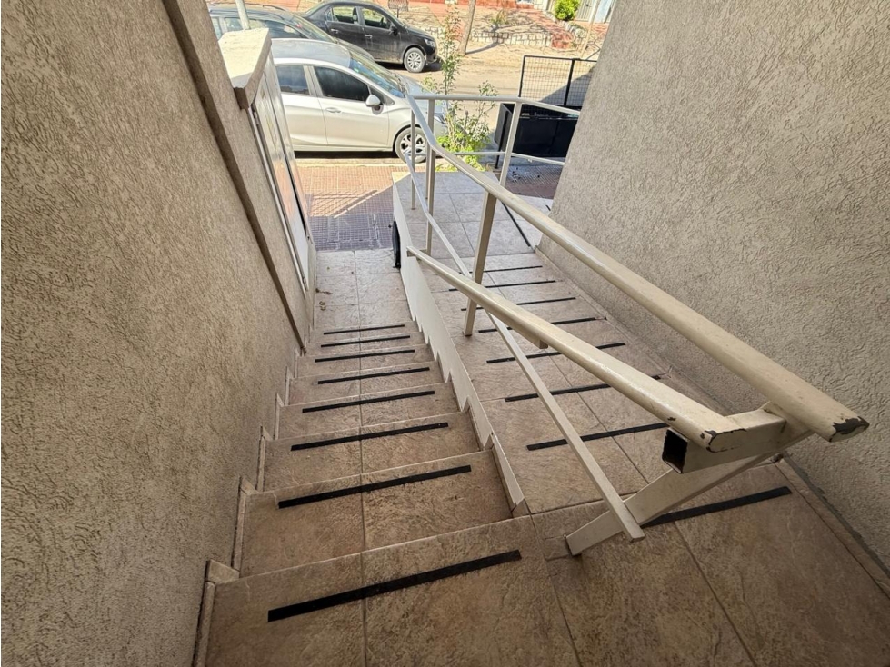 VENTA DEPARTAMENTO 2 DORMITORIOS CON PATIO Y COCHERA CENTRO CARLOS PAZ — foto 5