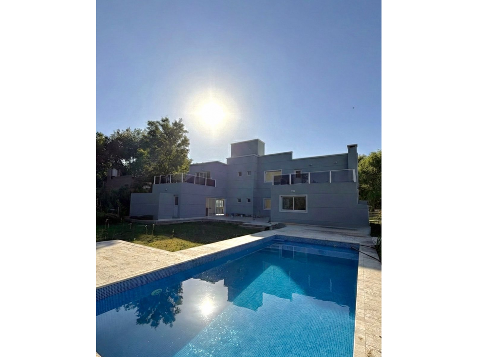 VENTA IMPONENTE CASA DE CATEGORÍA 3 DORMITORIOS VALLE DEL GOLF — foto 4