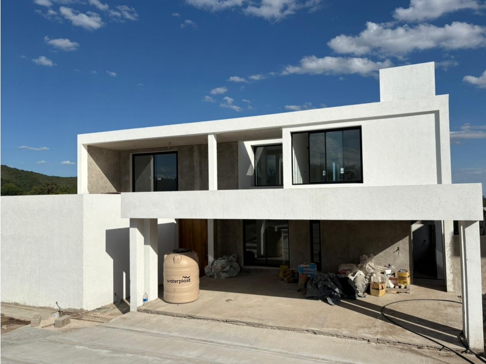 VENTA CASA DE CATEGORIA 4 DORMITORIOS EN BARRIO LA ARBOLADA - 2