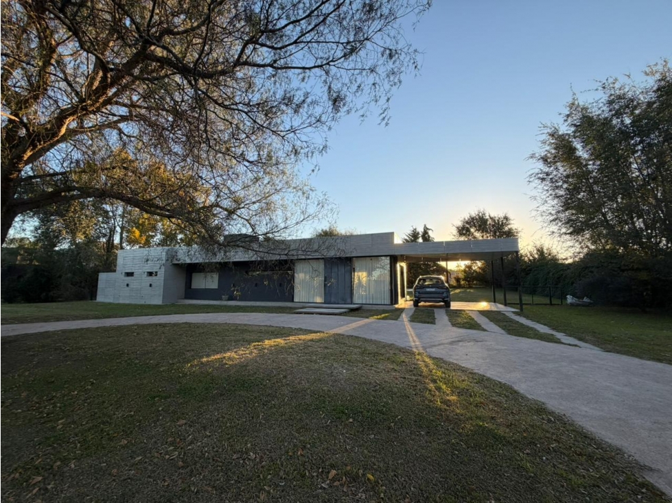 VENTA CASA DE CATEGORÍA 3 DORM + PILETA CAUSANA - 1