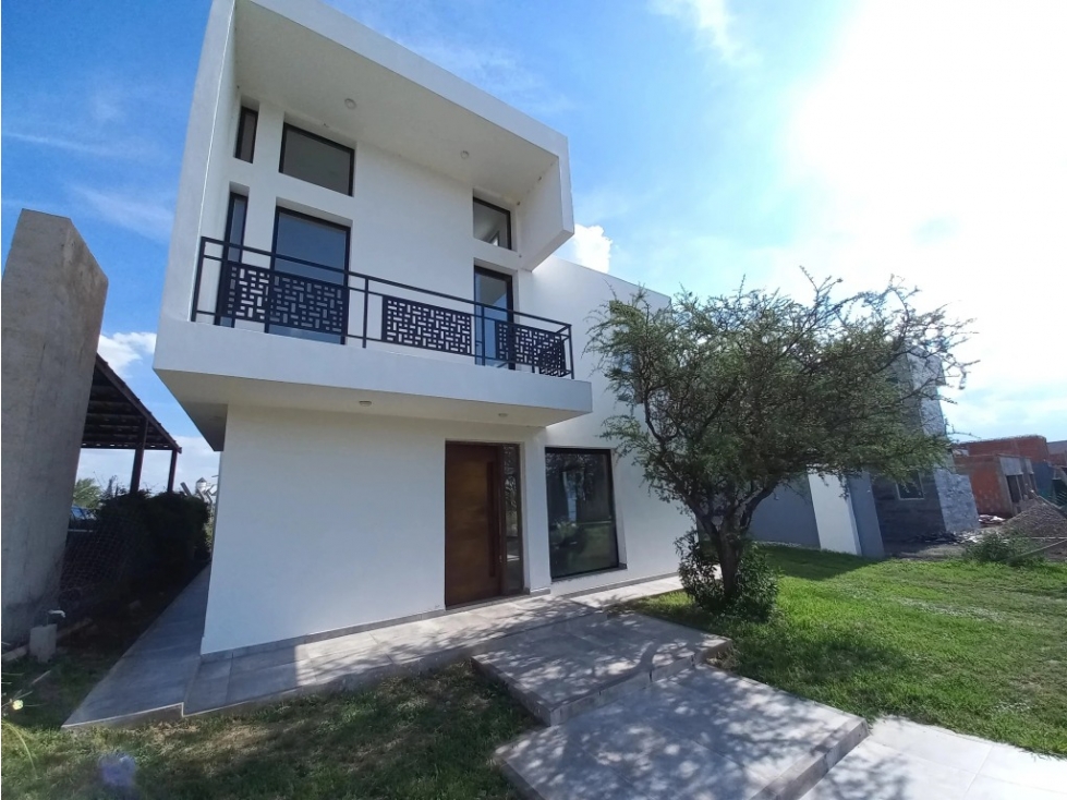 VENTA CASA DE 3 DORMITORIOS EN BARRIO PRIVADO LAS CAÑITAS MALAGUEÑO